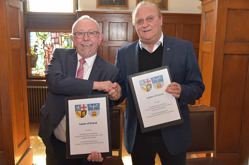 v.l.n.r.:Franz-Josef Berg Bürgermeister der Stadt Dillingen/Saar mit Innenminister Klaus Bouillon. (Foto: Laura Jahke/ Innenministerium)