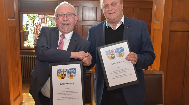 v.l.n.r.:Franz-Josef Berg Bürgermeister der Stadt Dillingen/Saar mit Innenminister Klaus Bouillon. (Foto: Laura Jahke/ Innenministerium)