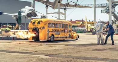 Brazzeltag-Freunde defilieren mit ihren Oldtimern Corona-konform im Museum. (Foto: Corinna Siegenthaler)