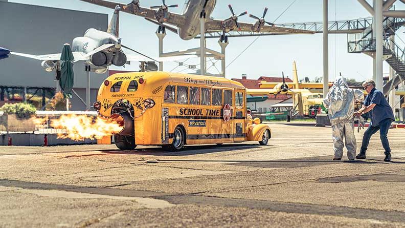 Brazzeltag-Freunde defilieren mit ihren Oldtimern Corona-konform im Museum. (Foto: Corinna Siegenthaler)
