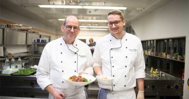 Restaurant Bellevue aus Biesingen: Küchenchef Jörg Bieg (l.) und Koch Florian Leiner (r.) mit ihrem Wettbewerbsgericht "Trio vom Bliesgau-Rind". (Foto: Tourismus Zentrale Saarland)