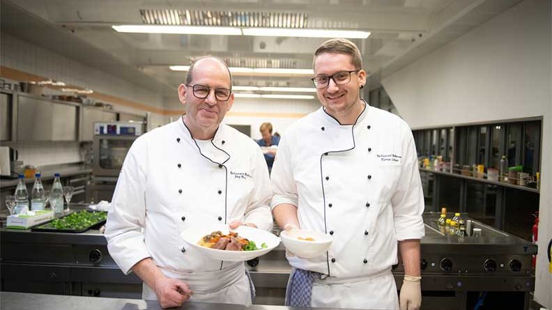 Restaurant Bellevue aus Biesingen: Küchenchef Jörg Bieg (l.) und Koch Florian Leiner (r.) mit ihrem Wettbewerbsgericht "Trio vom Bliesgau-Rind". (Foto: Tourismus Zentrale Saarland)
