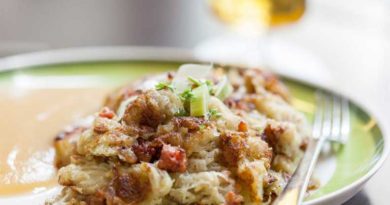 Regionale saarländische Spezialität aus geriebenen Kartoffeln. In der Pfanne oder dem Backofen gegart und gut angebraten. Dibbelabbes wird mit Salat und / oder Apfelkompott serviert. (Foto: © Eike Dubois)