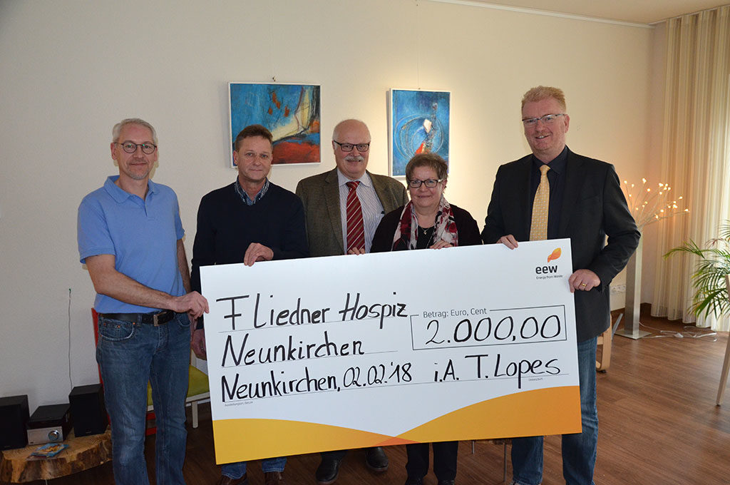 Betriebsrat und Geschäftsführung von EEW Neunkirchen übergeben Spendenscheck zu Gunsten des Fliedner Hospiz. (v.l.n.r): Marcus Jarolimeck, Schichtführer und Ideengeber für die Spende, Betriebsratsvorsitzender Bernd Baumgartner, Werkleiter Gerhard Hans, Hospizleiterin Ute Seibert und Axel Köhler, Kaufmännischer Geschäftsführer EEW Neunkirchen.