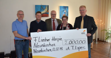 Betriebsrat und Geschäftsführung von EEW Neunkirchen übergeben Spendenscheck zu Gunsten des Fliedner Hospiz. (v.l.n.r): Marcus Jarolimeck, Schichtführer und Ideengeber für die Spende, Betriebsratsvorsitzender Bernd Baumgartner, Werkleiter Gerhard Hans, Hospizleiterin Ute Seibert und Axel Köhler, Kaufmännischer Geschäftsführer EEW Neunkirchen.