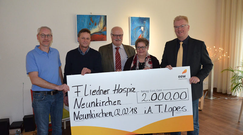 Betriebsrat und Geschäftsführung von EEW Neunkirchen übergeben Spendenscheck zu Gunsten des Fliedner Hospiz. (v.l.n.r): Marcus Jarolimeck, Schichtführer und Ideengeber für die Spende, Betriebsratsvorsitzender Bernd Baumgartner, Werkleiter Gerhard Hans, Hospizleiterin Ute Seibert und Axel Köhler, Kaufmännischer Geschäftsführer EEW Neunkirchen.