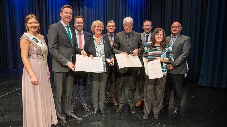 Die Rosenprinzessin Kristina Kuhn, Ministerpräsident Tobis Hans, Bürgermeister Dr. Andreas Feld, Christine Olbert, PRO EHRENAMT-Präsident Hans Joachim Müller, Helmut Kohler, Landrat Sören Meng, Monika Faber, regionalverband-Beigeordneter Norbert Degen. (Foto: Hans Joachim Müller)