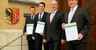 Prof. Dr. Michael Koch, Prof. Dr. Fabian Behrendt, Prof. Dr. Ottmar Schneck (Rektor), Prof. Dr. Diet (v.l.n.r.). Foto: SRH Fernhochschule